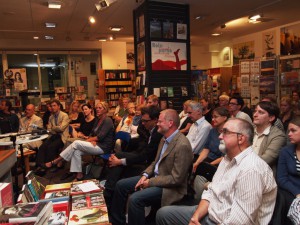 Zuhörer in der anderen buchhandlung
