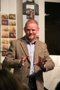 Prof. Dr. Holger Helbig wirbt für das Projekt Eine Stadt liest Uwe Johnsons Jahrestage