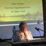 Käte Walther liest das Tageskapitel des 29. März 1968