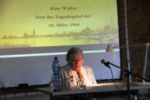 Käte Walther liest das Tageskapitel des 29. März 1968